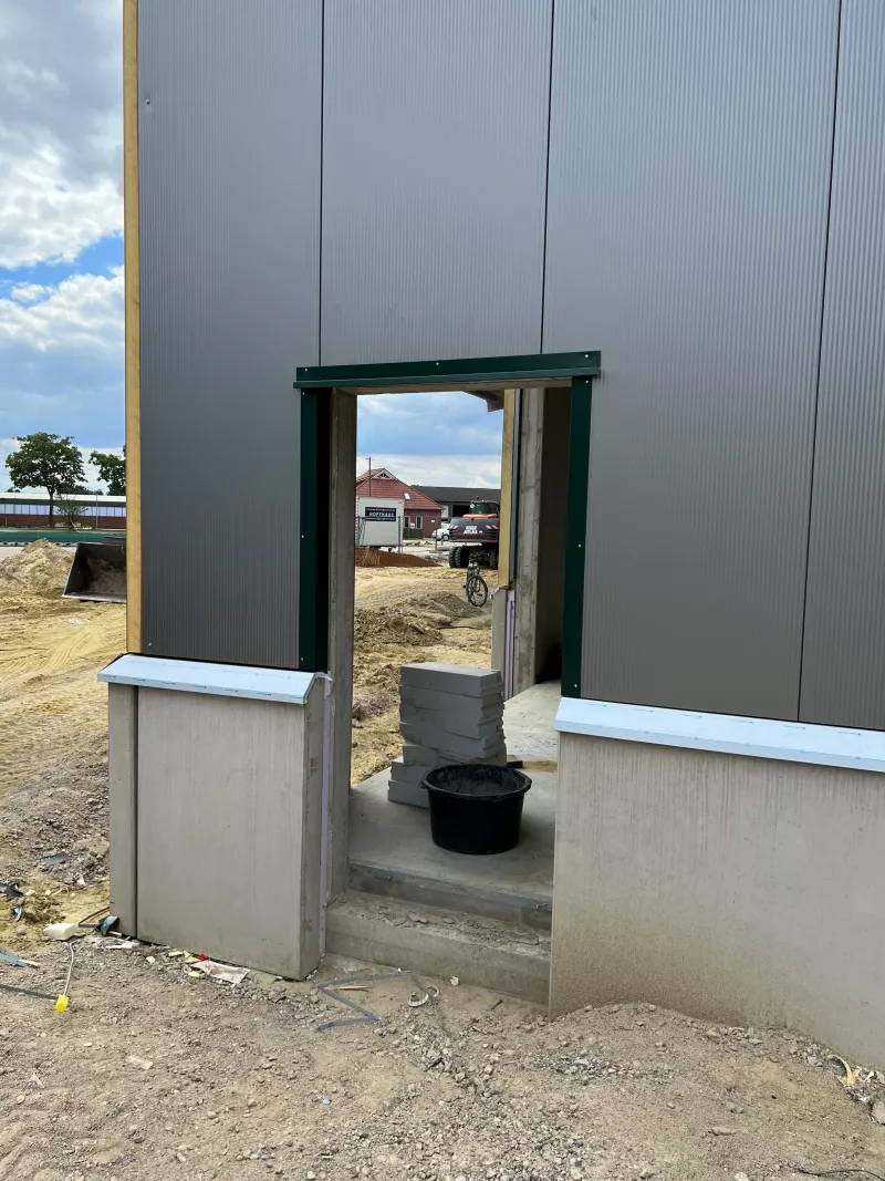 Bau einer Unterstellhalle und Werkstatt